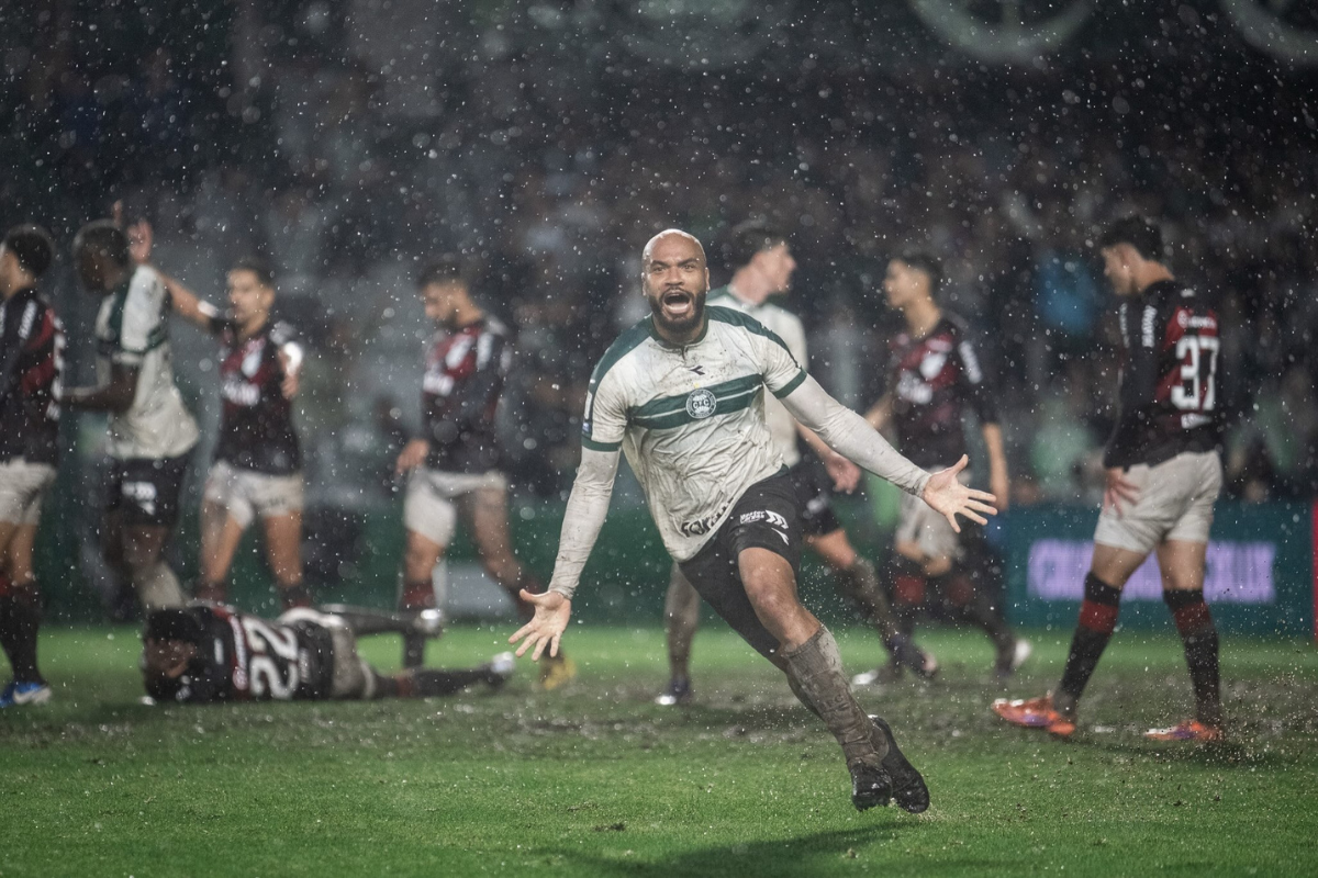 Jogador do Coritiba comemorando